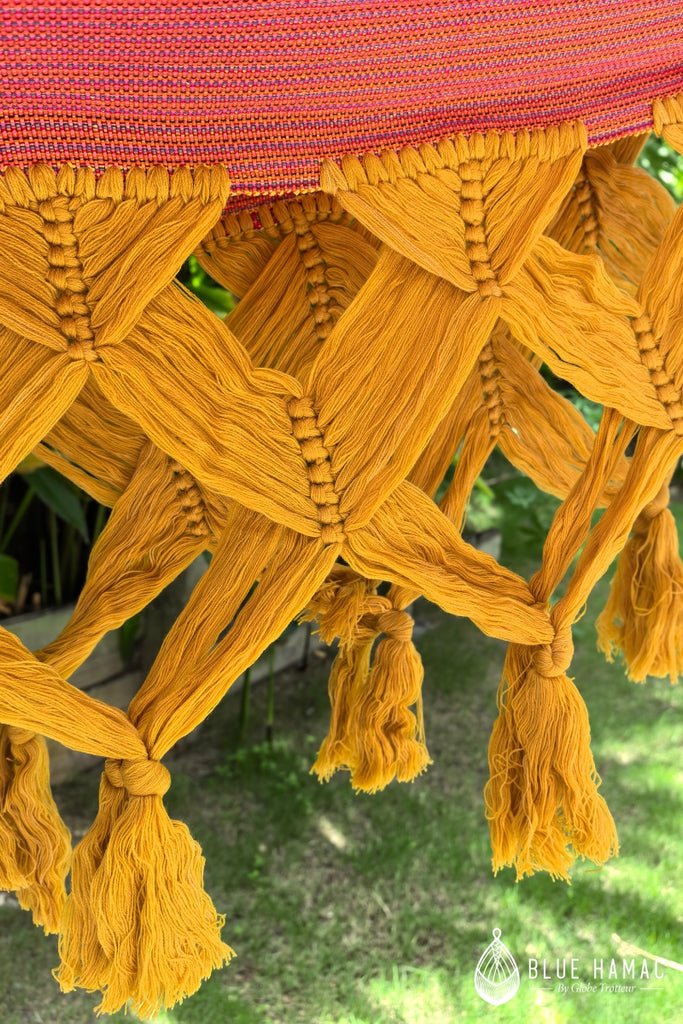 hamac colombien elegant magnifique jaune moutarde, rose, vert franges pompons et nouées grand modèle 100% coton details des franges nouées 
