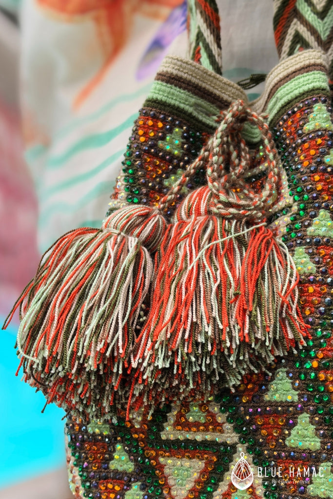 Sac colombien tissé à la main, orné de motifs aztecks vert orange et marron porté par mathilda crampon. Fabriqué par des artisans locaux, ce sac allie tradition et modernité. Parfait pour un usage quotidien, il offre à la fois style et fonctionnalité, tout en mettant en valeur un savoir-faire authentique.