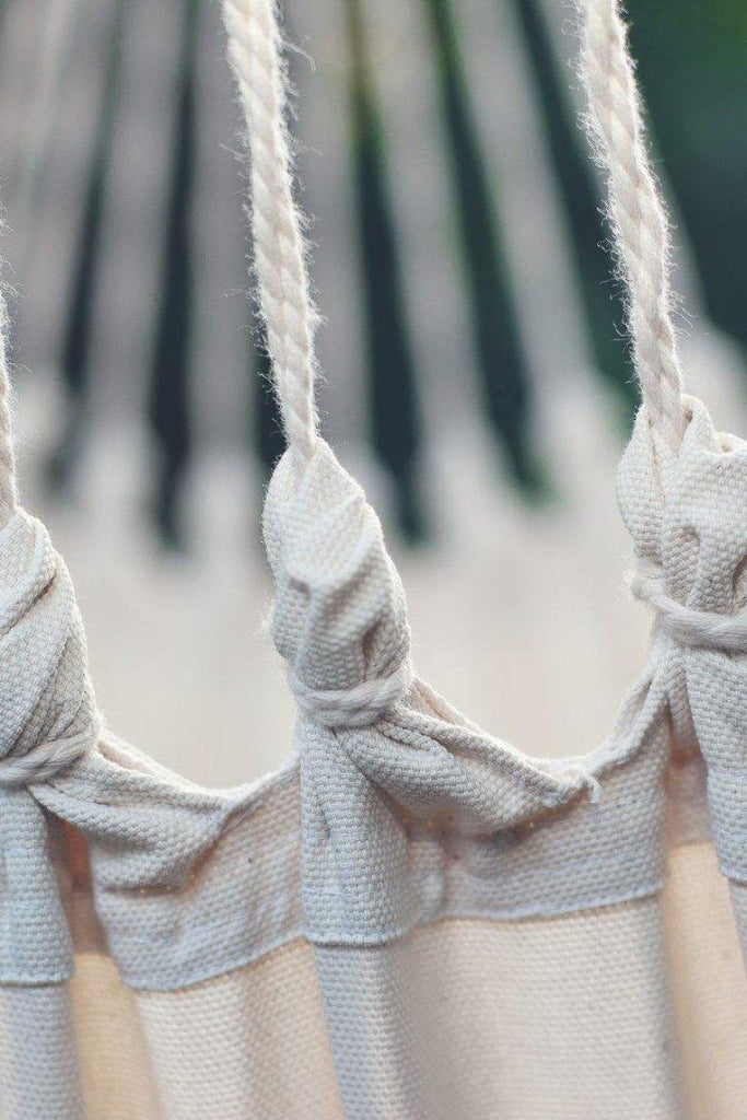 détails des suspentes d'une chaise hamac suspendue en macrame beige en coton