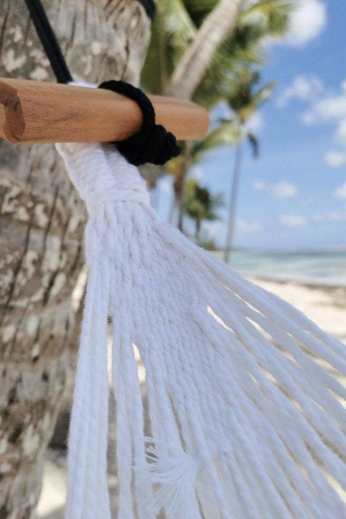 hamac large en coton bleu vert blanc lumineux et elegant, confortable pour une sieste à la plage à l'ombre des cocotiers détails de la fixation suspentes 