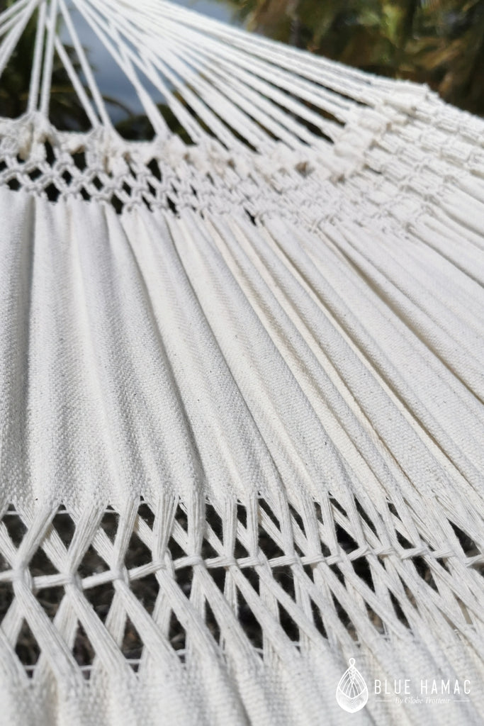 hamac blanc en macramé tissé au brésil en coton il est idéal pour une sieste quotidienne