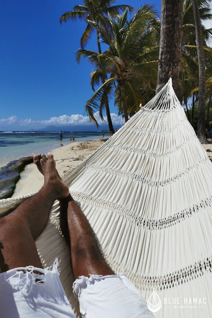 hamac blanc en macramé tissé au brésil en coton il est idéal pour une sieste quotidienne plage paradisiaque tropical assis dans un hamac ciel bleu lagon point de vue dans mon hamac