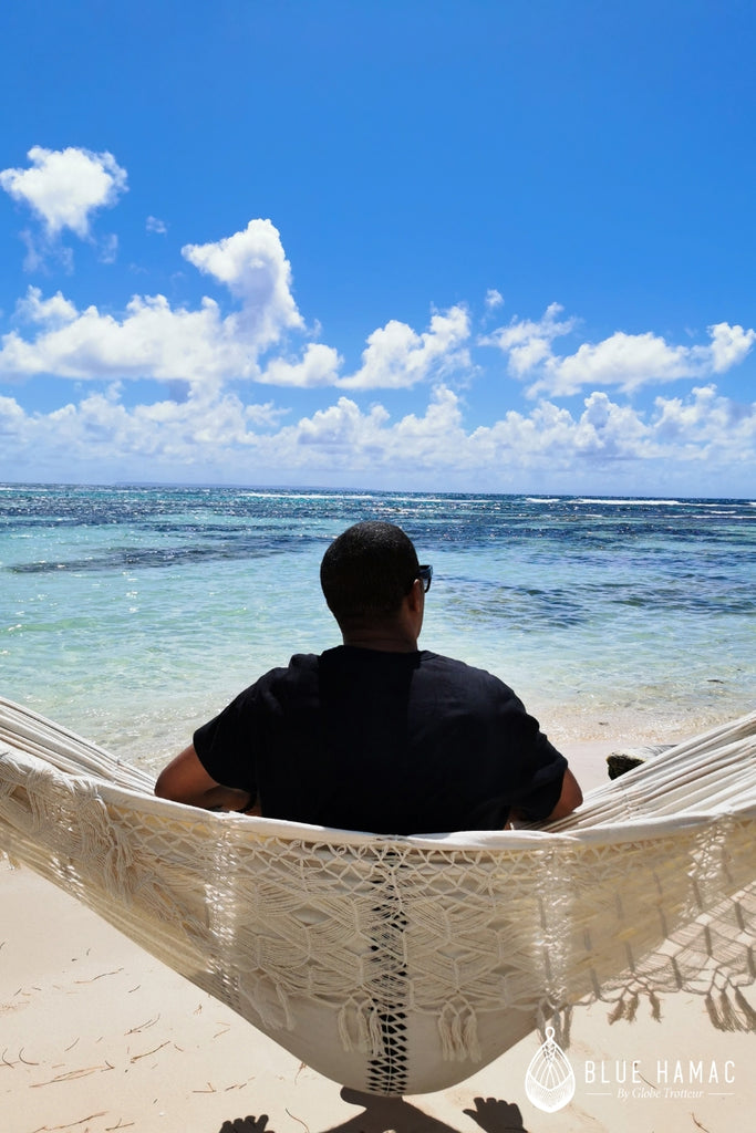 hamac blanc en macramé tissé au brésil en coton il est idéal pour une sieste quotidienne plage paradisiaque tropical assis dans un hamac ciel bleu lagon 