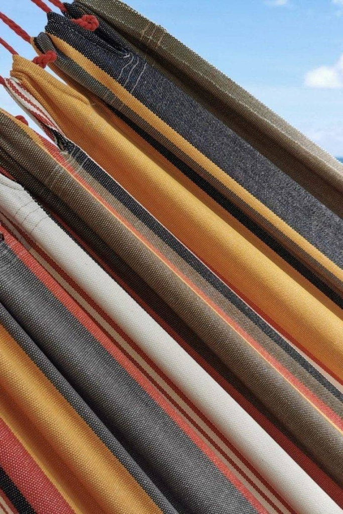 hamac large en coton aux couleurs d'automne marron orange rouge noir beige confort et élégance à la plage ou sous une terrasse couverte détails du tissu