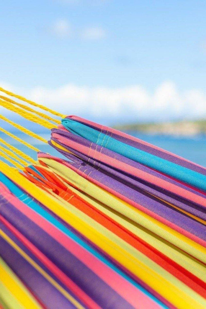 hamac large multicolore idéal pour la plage, la terrasse ou le jardin, élégance et confort pour ce hamac lumineux  détails du tissu
