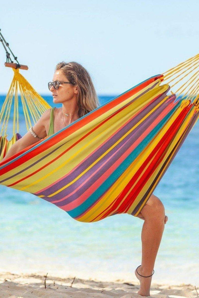 hamac large multicolore idéal pour la plage, la terrasse ou le jardin, élégance et confort pour ce hamac lumineux 