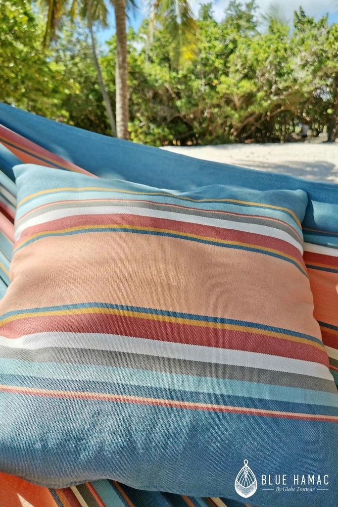 hamac coton couleurs pastel saumon, bleu, beige, grand et elegant pour la plage ou une terrasse couverte avec son coussin assorti