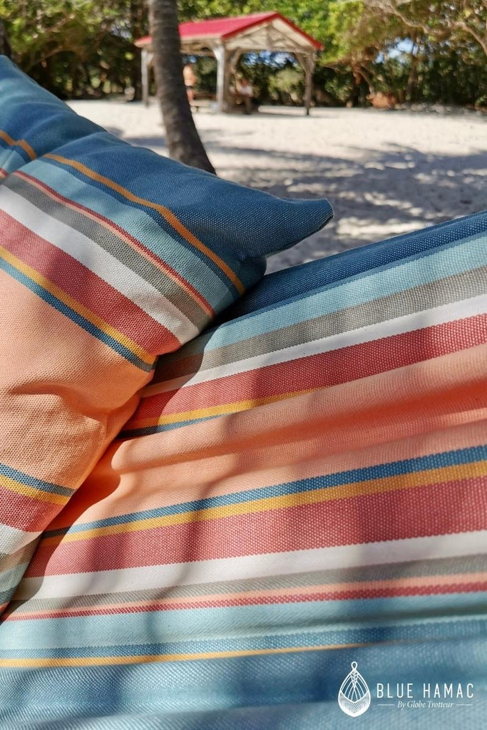 hamac coton couleurs pastel saumon, bleu, beige, grand et elegant pour la plage ou une terrasse couverte détails du coussin et hamac