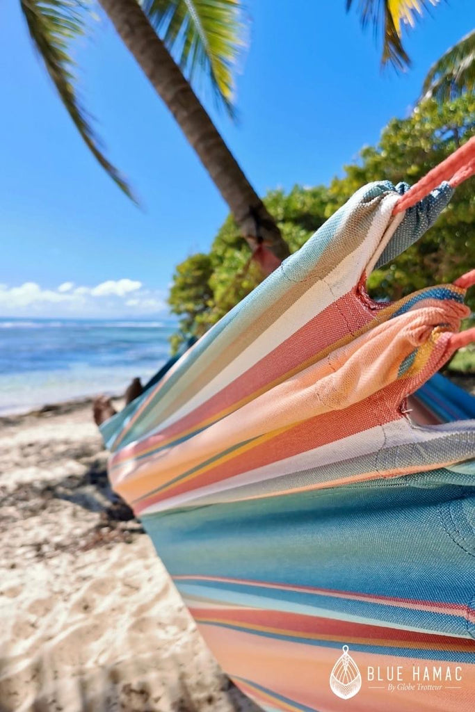 hamac coton couleurs pastel saumon, bleu, beige, grand et elegant pour la plage ou une terrasse couverte details du hamac