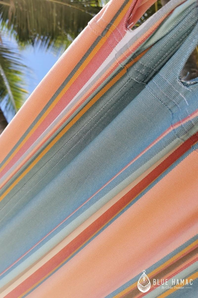 hamac coton couleurs pastel saumon, bleu, beige, grand et elegant pour la plage ou une terrasse couverte détails du tissage