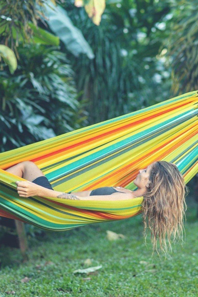 hamac vert orange jaune turquoise sieste en pleine nature relax