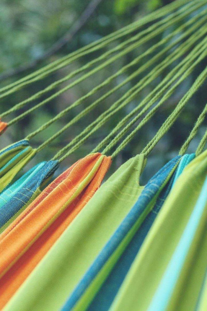 hamac vert orange jaune turquoise sieste en pleine nature relax détails suspentes