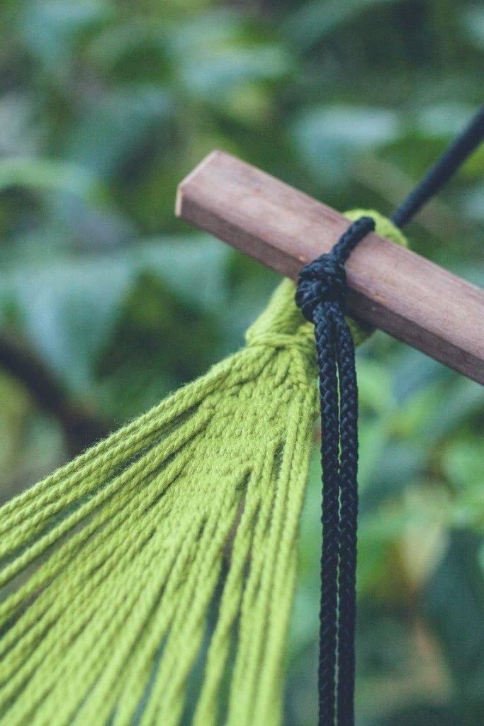 hamac vert orange jaune turquoise sieste en pleine nature relax détails fixation 